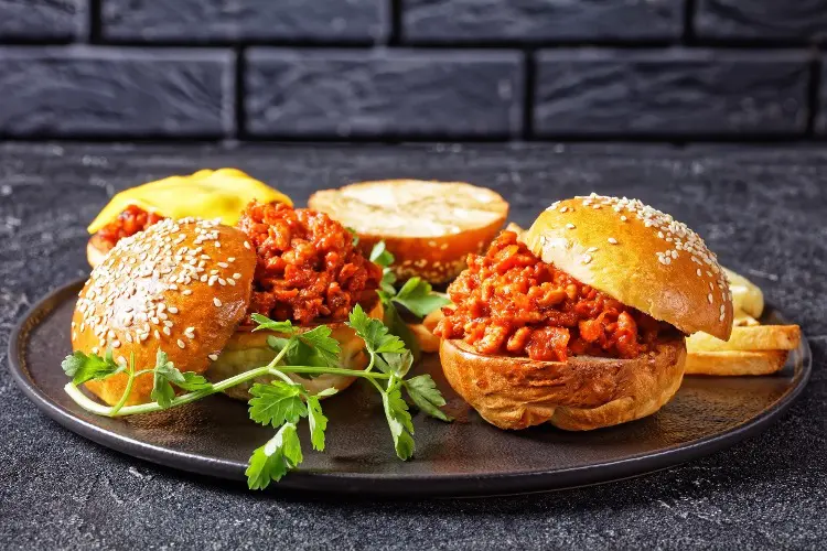 A soft bun overflowing with saucy turkey mince and diced peppers.