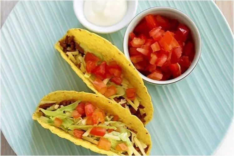 Soft tortillas filled with spicy turkey mince, fresh salsa, and a squeeze of lime.
