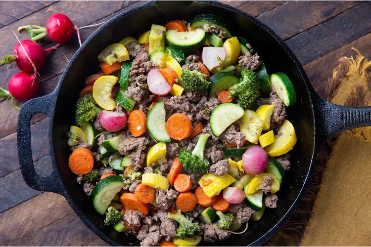 A sizzling pan of minced beef and vibrant vegetables, a quick and nutritious beef mince recipe.