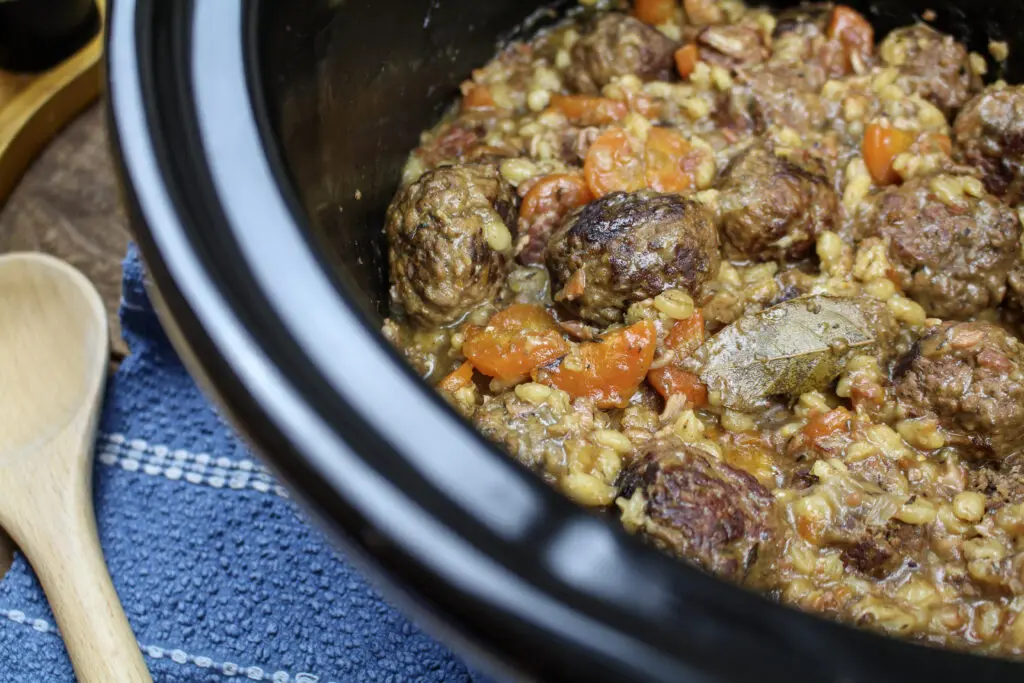 Hearty meatballs cooked low and slow with pearl barley, carrots and a rich savoury sauce. A filling, protein-packed slow cooker dinner that’s ideal for colder days.