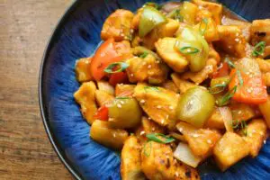 Tangy, crispy, and packed with flavour—sweet and sour chicken is a delicious high-protein chicken recipe! Perfect for high-protein recipes, meal prep, and a homemade takeaway favourite.