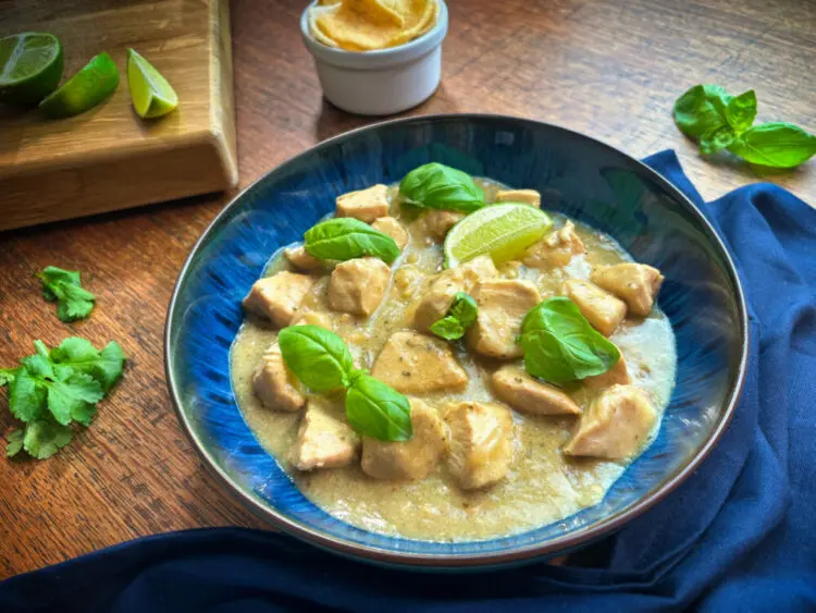 Light, fragrant, and packed with flavour—slow cooker Thai green chicken curry is a delicious high-protein chicken recipe! Perfect for high-protein recipes and easy meal prep.