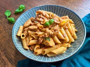 Creamy, rich, and full of flavour—Chicken Vodka Pasta is the ultimate high-protein chicken recipe! A delicious choice for high-protein recipes and easy meal prep.