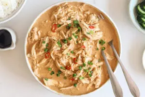 Creamy and nutty slow cooker chicken satay—a flavour-packed high-protein chicken recipe! Perfect for high-protein recipes, meal prep, and easy weeknight dinners.