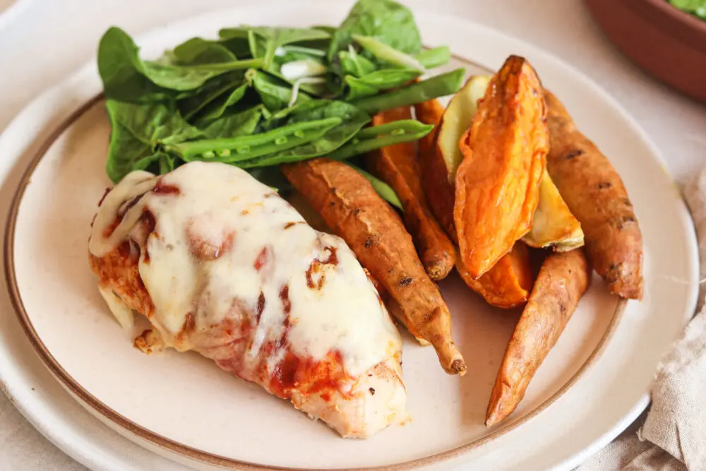 Juicy chicken with bacon, BBQ sauce and cheese – classic pub-style dinner idea