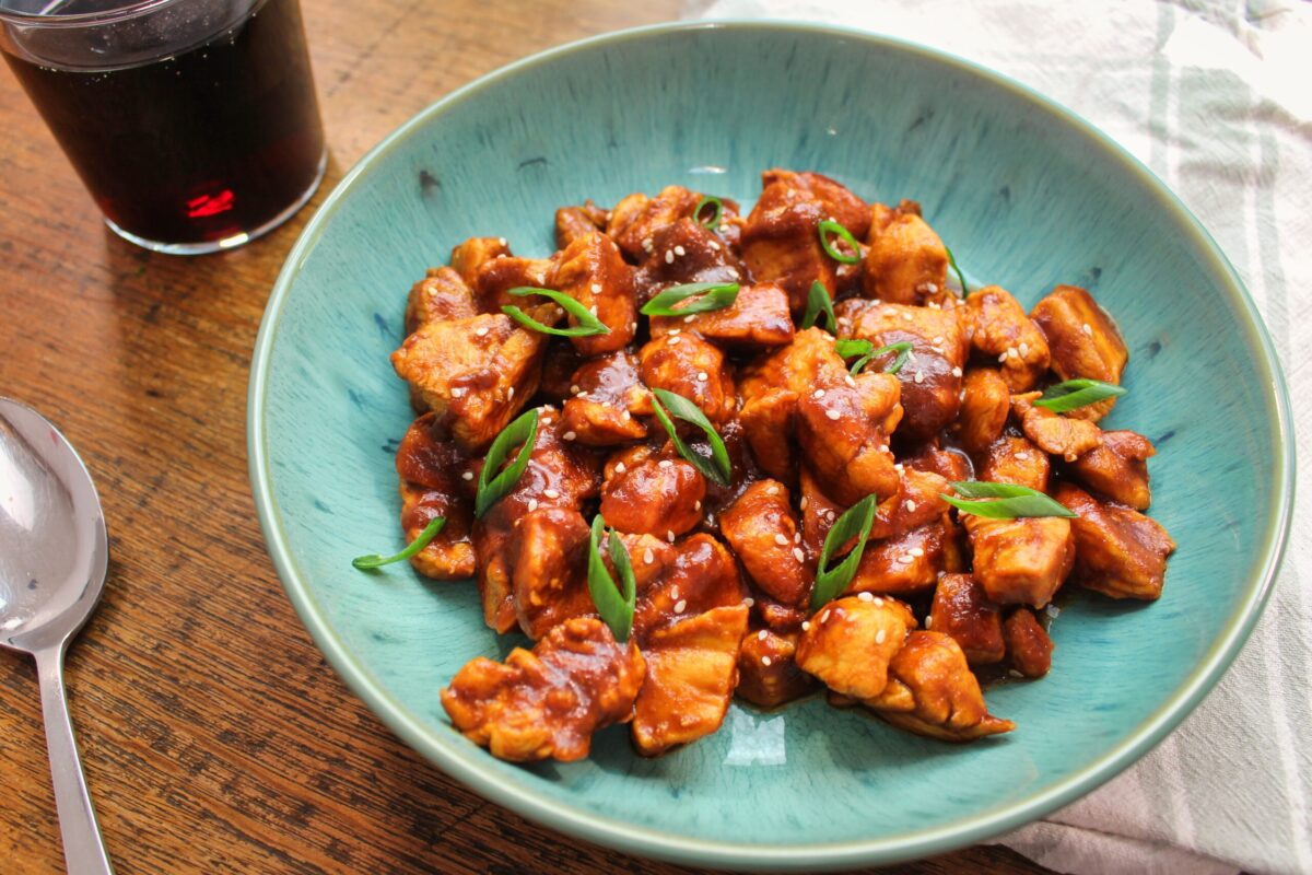 Sweet, sticky, and surprisingly light—Diet Coke Chicken is a guilt-free high-protein chicken recipe! Ideal for high-protein recipes, meal prep, and a tasty fakeaway.